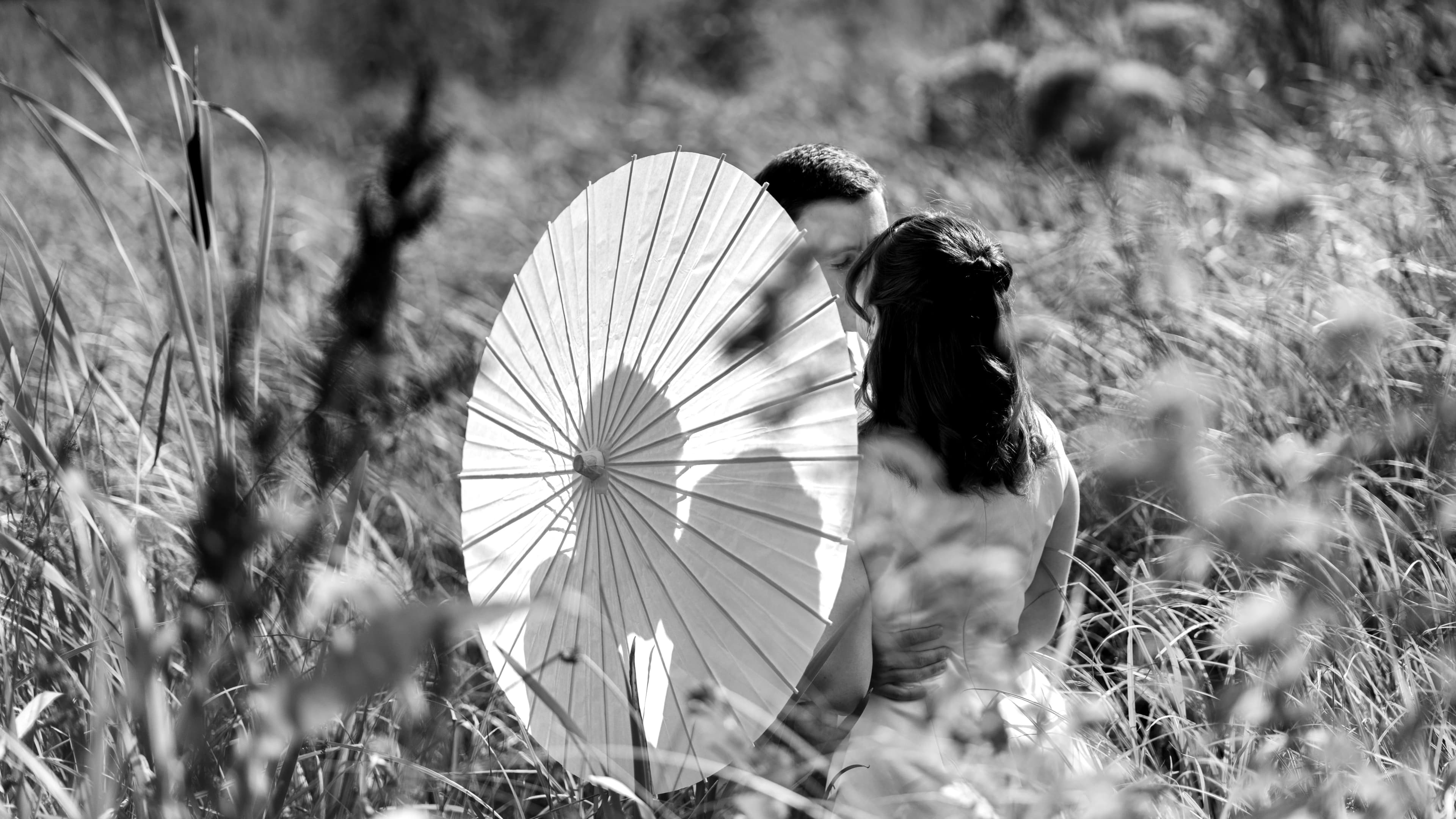 Instant volé des mariés sous ombrelle — Photographe de mariage Valenciennes Clément Bayard